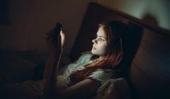 Есть вопрос: как пользоваться телефоном в кровати без вреда для здоровья