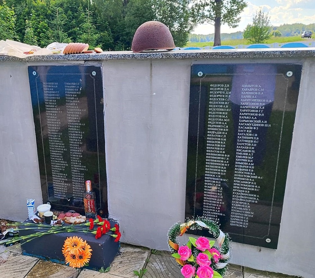 Фото братской могилы Погостище 2 надписи.jpg Фото братской могилы Погостище 2 надписи.jpg